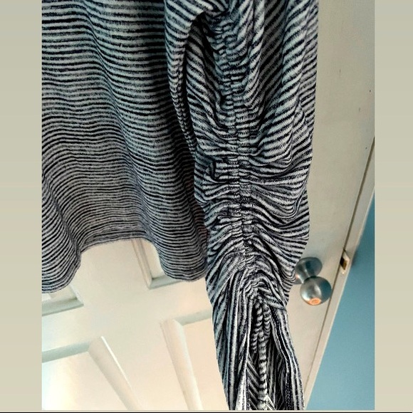 GAP Women’s Long-Sleeve Shirt - Picture 2 of 4